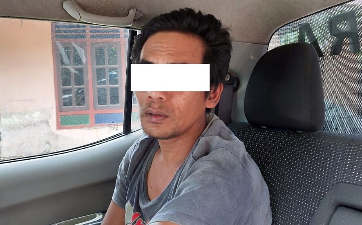 Pencuri jeruk saat diamankan polisi (Foto: Winarto for jatimnow.com)