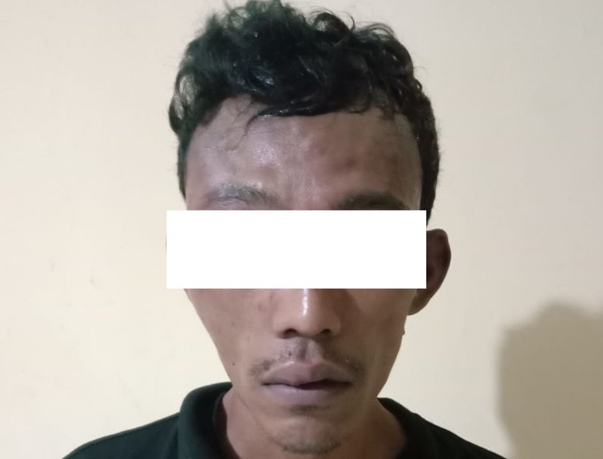 Tersangka BAH, saat diamankan di Polsek Kenjeran bersama barang bukti motor dan kunci T. (Foto: Polsek Kenjeran/jatimnow.com)