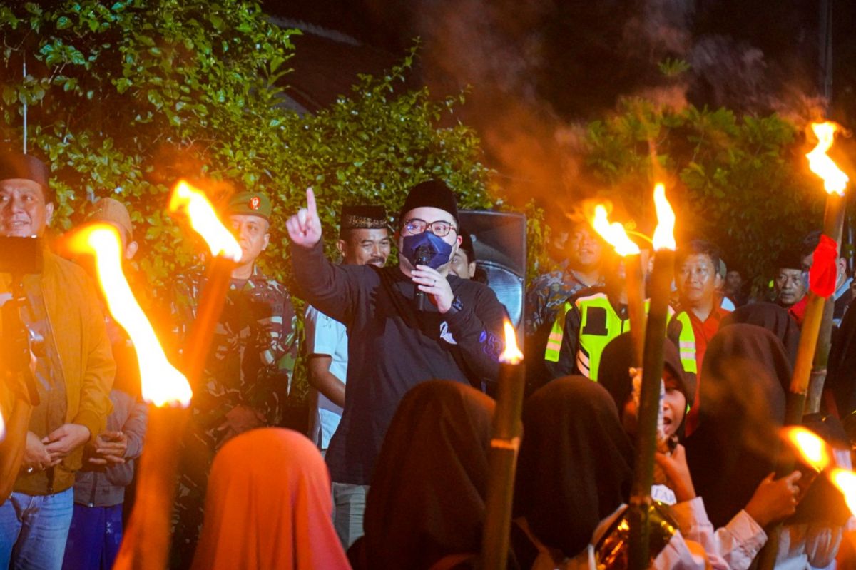 Mas Dhito ikuti takbir keliling bersama anak-anak TPQ.(Foto: Humas Pemkab Kediri/jatimnow.com)