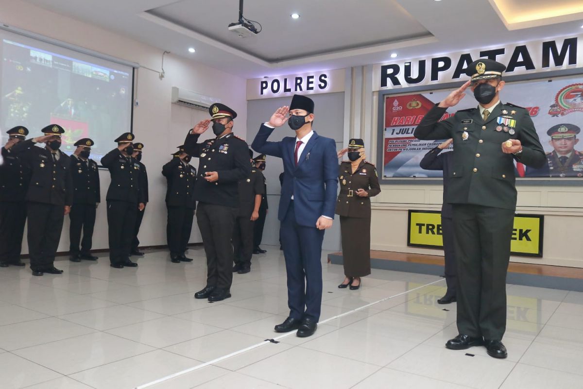 HUT Bhayangkara ke-76, Mas Ipin Beri Penghargaan ke Anggota Polres Trenggalek