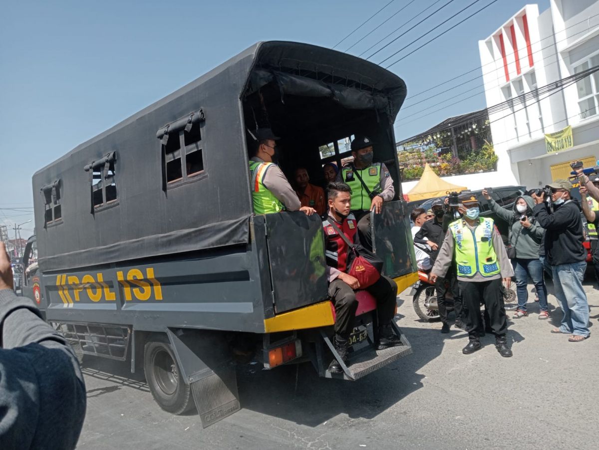 Polisi mengangkut massa pendukung tersangka pencabulan santri.(Foto: Elok Aprianto)
