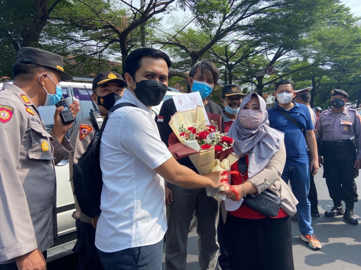 LPA Kota Kediri memberikan mawar merah untuk Polres Kediri Kota.(Foto: Yanuar Dedy/jatimnow.com)