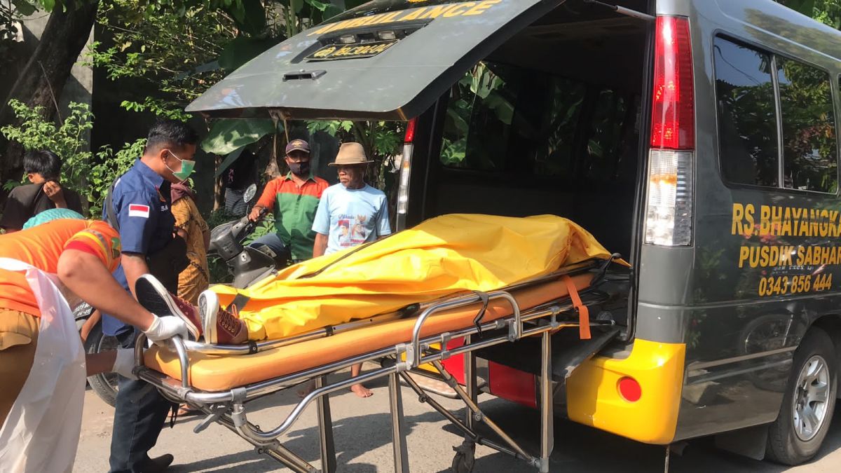 Proses evakuasi mayat wanita di Candi Sidoarjo.(Foto: Zainul Fajar/jatimnow.com)