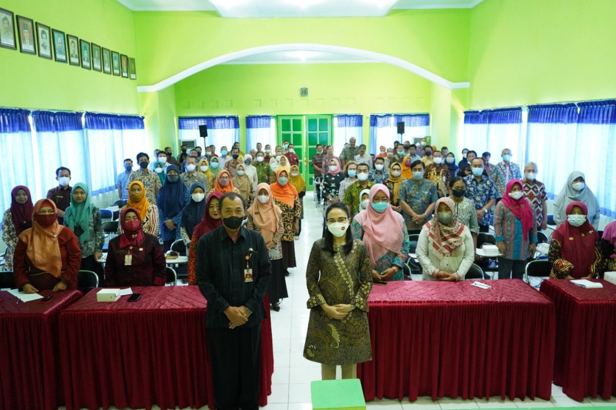 Mbak Cicha saat sosialisasi bantuan sosial pendidikan kepada masyarakat tidak mampu. (Foto: Humas Pemkab Kediri/jatimnow.com)