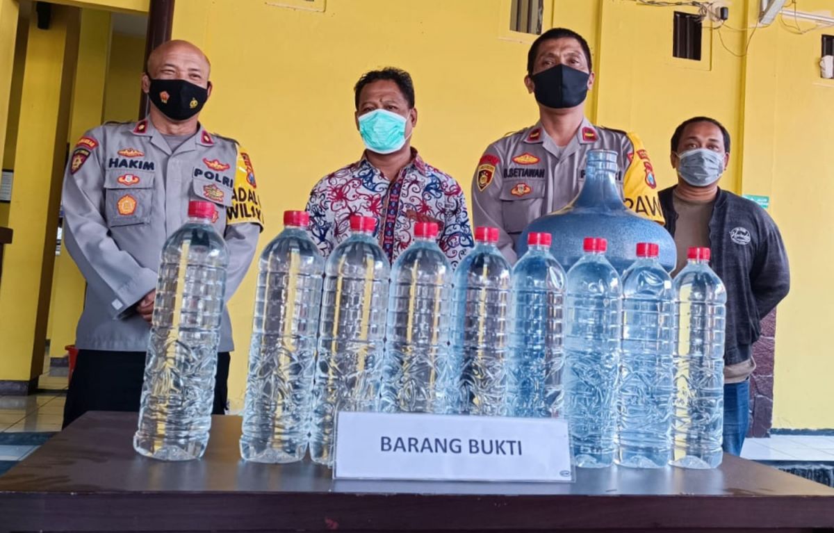 Polsek Lakarsantri membeber miras oplosan dan penjualnya (Foto: Verdian for jatimnow.com)