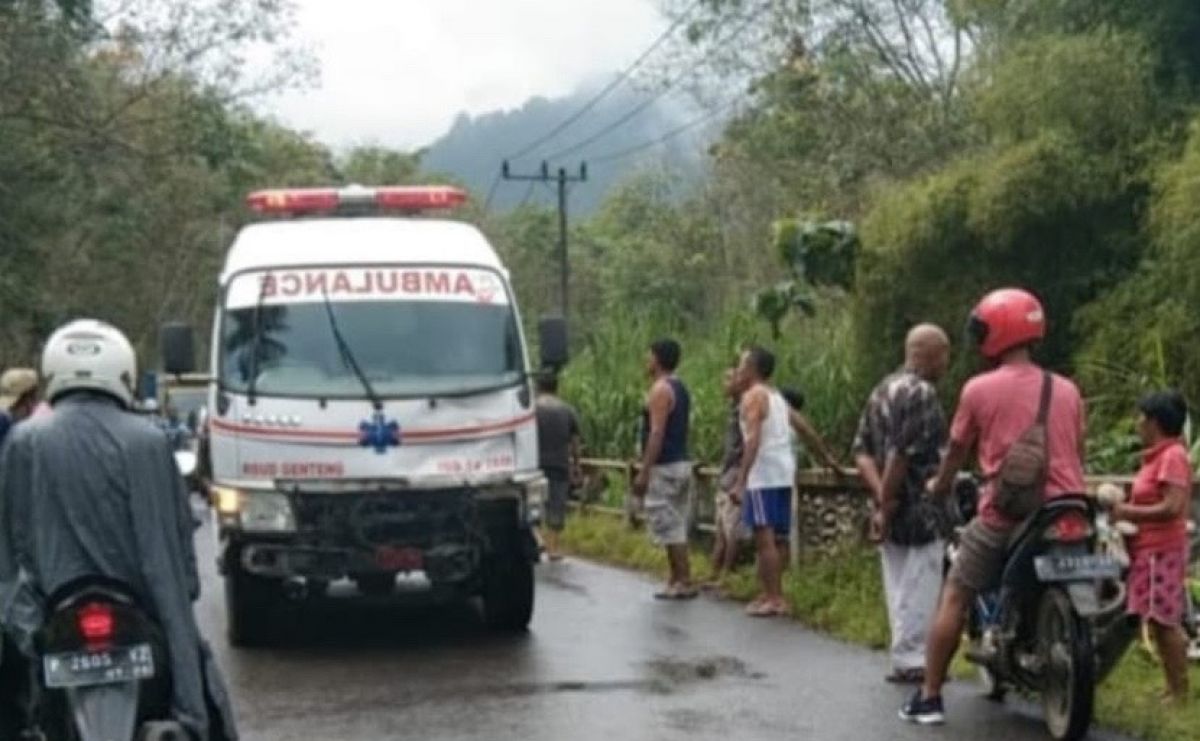 Ambulans yang terlibat kecelakaan di Banyuwangi.(Foto: Kanit Lantas Polsek Gambiran)