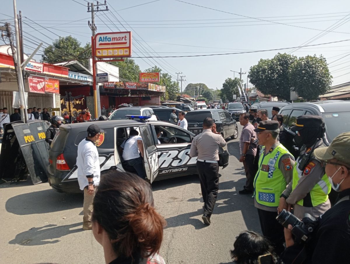 Upaya Jemput Paksa Tersangka Pencabulan Santri di Jombang, 2 Mobil Masuk Ponpes