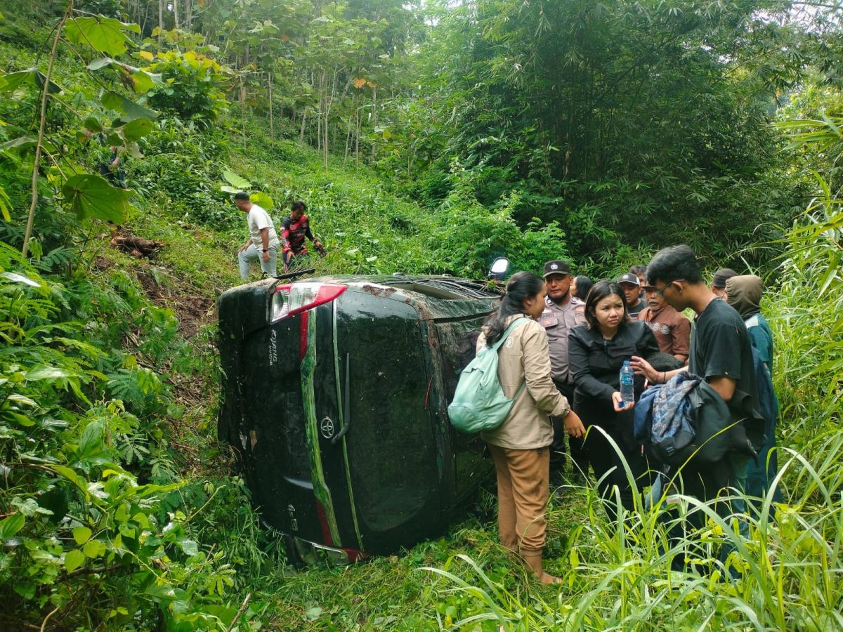 Mobil wisatawan asal Bali yang terjun ke jurang kawasan wisata Kawah Ijen. (Foto: Humas Polresta Banyuwangi/jatimnow.com)