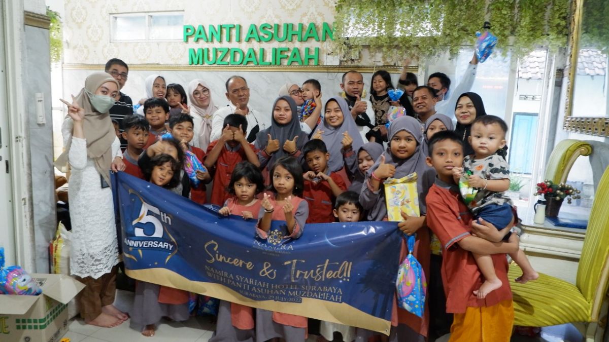 Momen berbagi kebahagiaan Namira Syariah Hotel Surabaya dalam rangka anniversary ke-5. (Foto: Namira Syariah Hotel Surabaya/jatimnow.com)