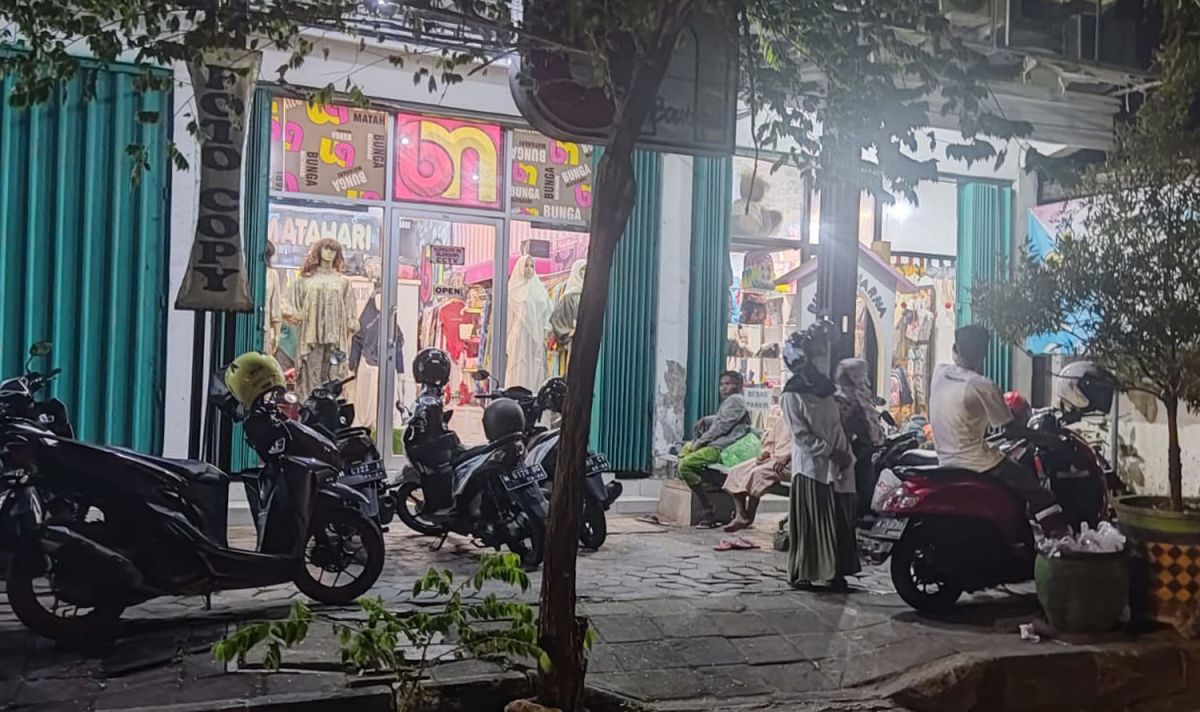 Motor Honda Beat hilang dalam waktu lima menit sejak diparkir di depan butik di Jalan Kemuning, Pamekasan (Foto: Fathor Rahman/jatimnow.com)