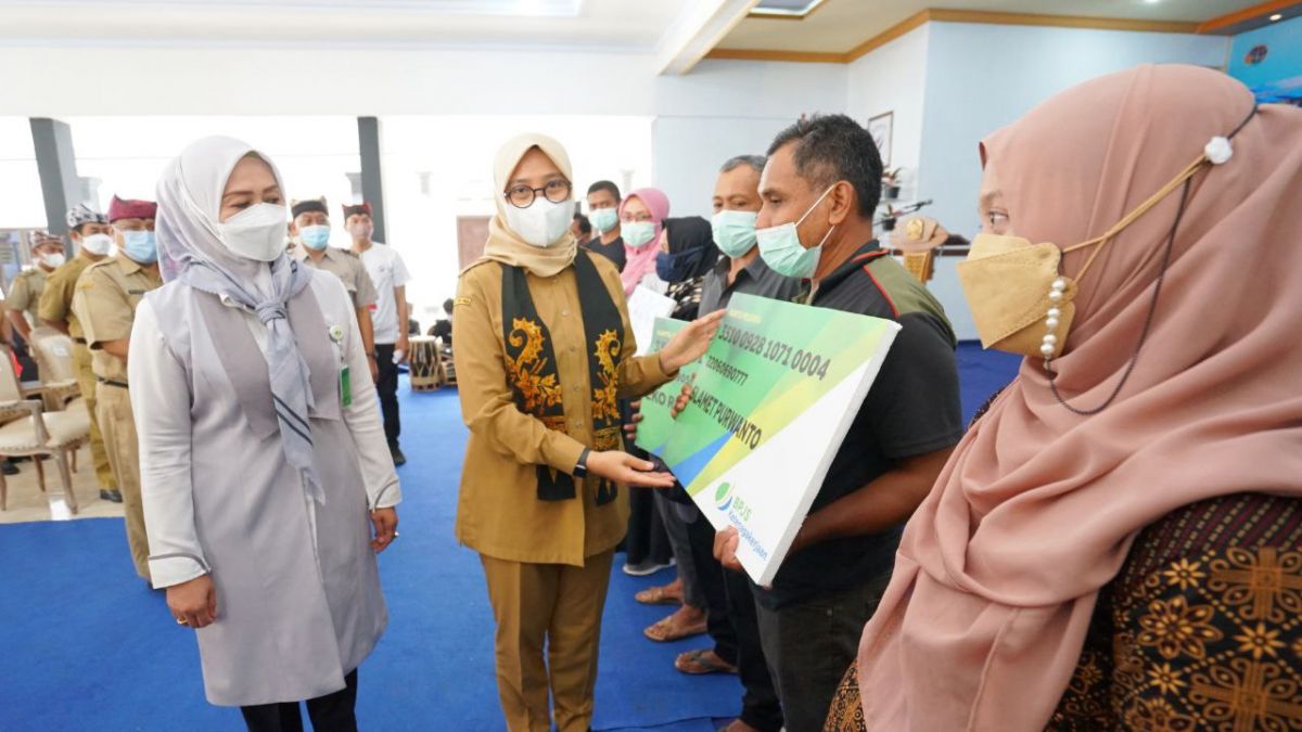 Bupati Banyuwangi Ipuk Fiestiandani secara simbolis menyerahkan bantuan asuransi bagi nelayan.(Foto: Humas Pemkab Banyuwangi)