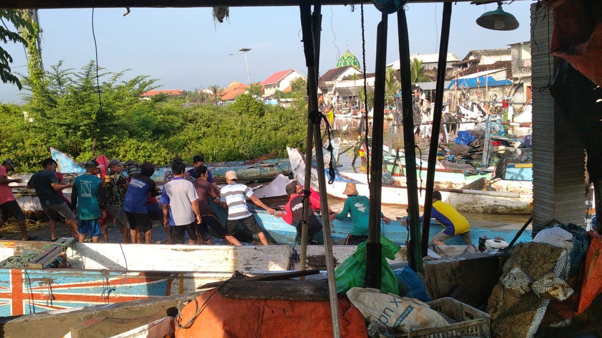 Sejumlah Perahu Nelayan di Paciran Lamongan Rusak Diterjang Banjir Bandang