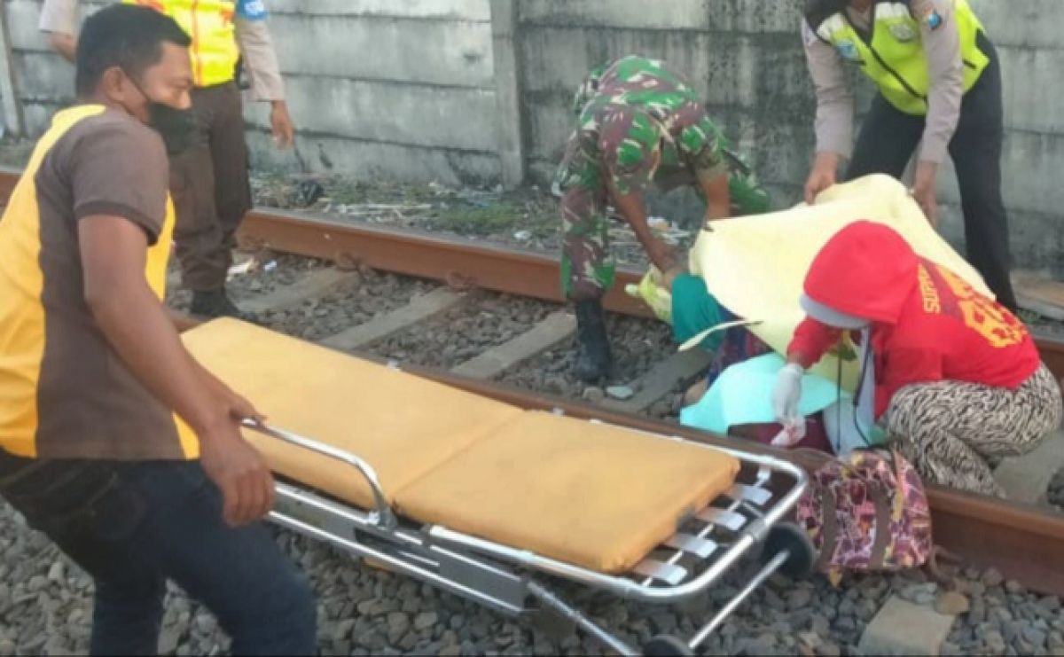 Evakuasi jenazah Rukaya yang meninggal setelah tertabrak kereta api. (Foto:  Polsek Duduksampeyan)