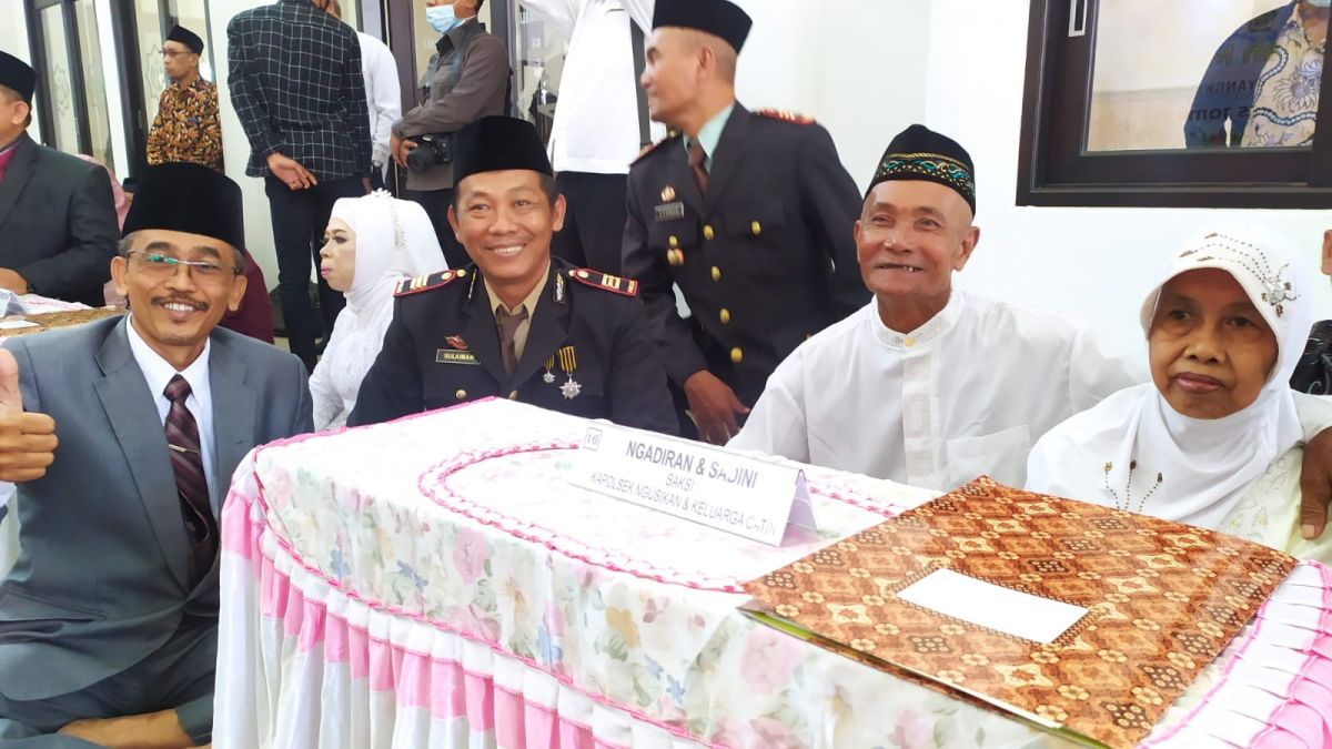 Ngadiran (68) dan Sadini (58) pasangan pengantin nikah masal asal Desa Mojodanu, Kecamatan Ngusikan, Jombang saat mengikuti nikah massal. (Foto: Elok Aprianto/jatimnow.com)