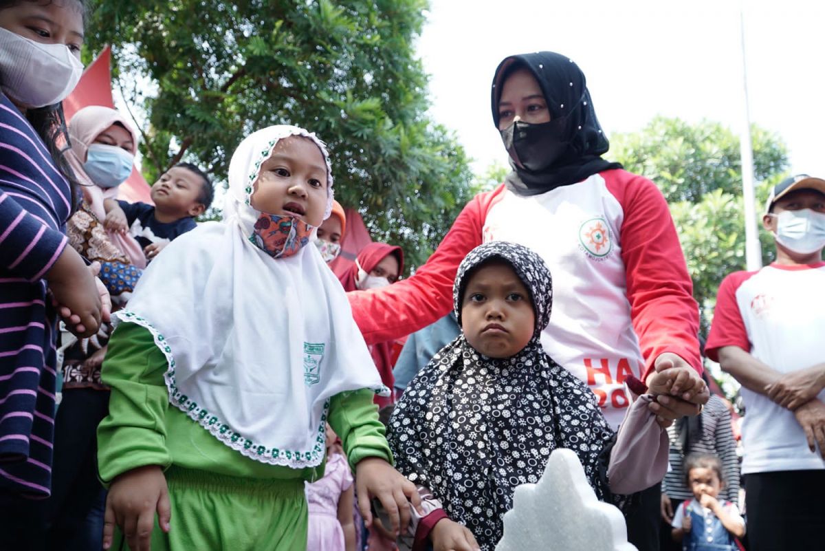 Wali Kota Mojokerto Ika Puspitasari saat bersama anak-anak berkebutuhan dan stunting.(Foto: Jendoel for jatimnow.com)