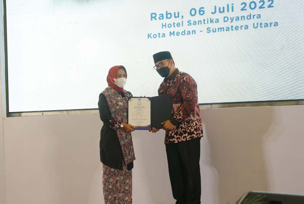 Kepala BKKBN Pusat Hasto Wardoyo saat menyematkan PIN Mandala Karya Kencana ke Wali Kota Mojokerto Ika Puspitasari (Ning Ita) - (Foto: Diskominfo Kota Mojokerto for jatimnow.com)