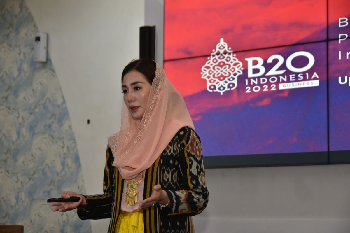 Novita Hardini saat presentasi produk UMKM di forum Women Entrepreneurs in Asia (WEA). (Foto: Humas Pemkab Trenggalek/jatimnow.com)