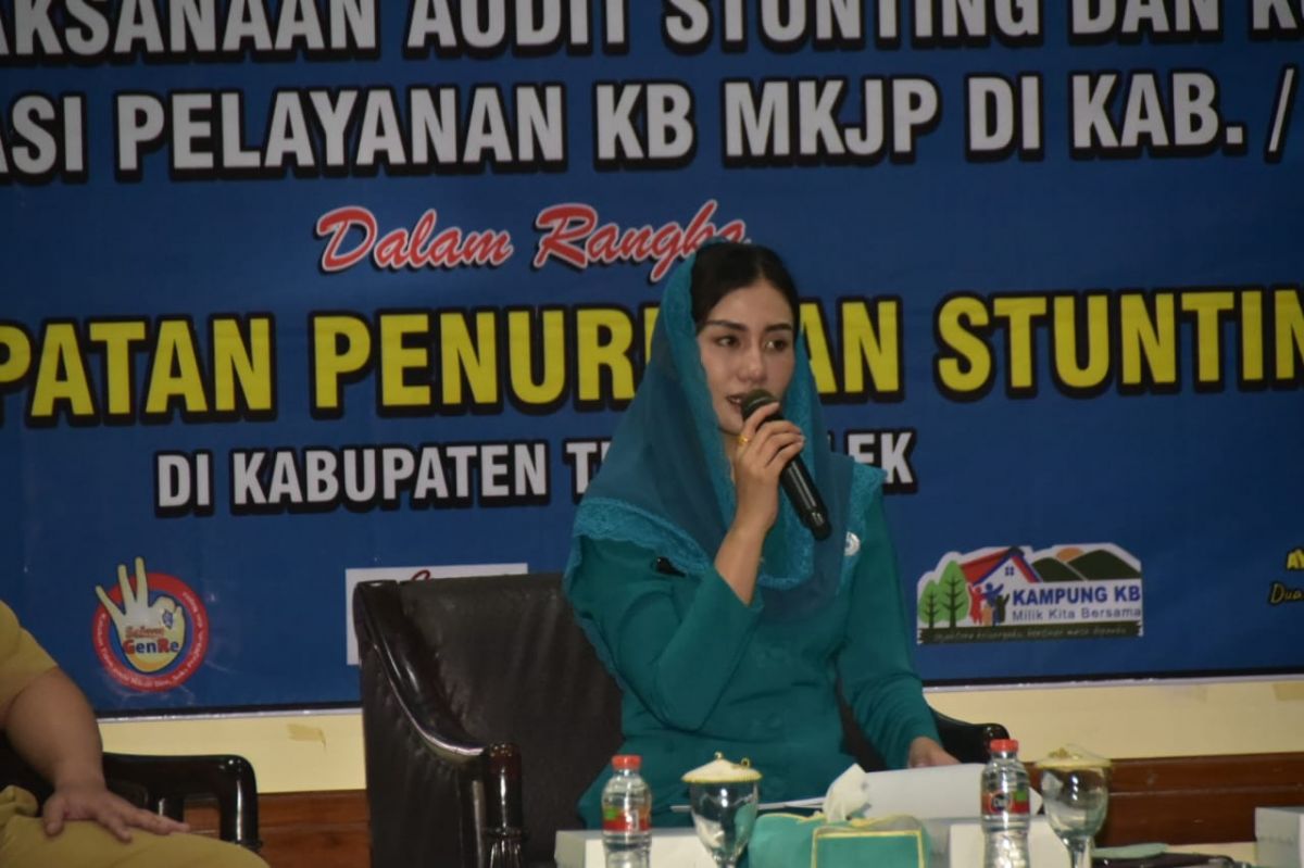 Ketua TPPKK Trenggalek Novita Hardini saat memberikan arahan.(Foto: Humas Pemkab Trenggalek)