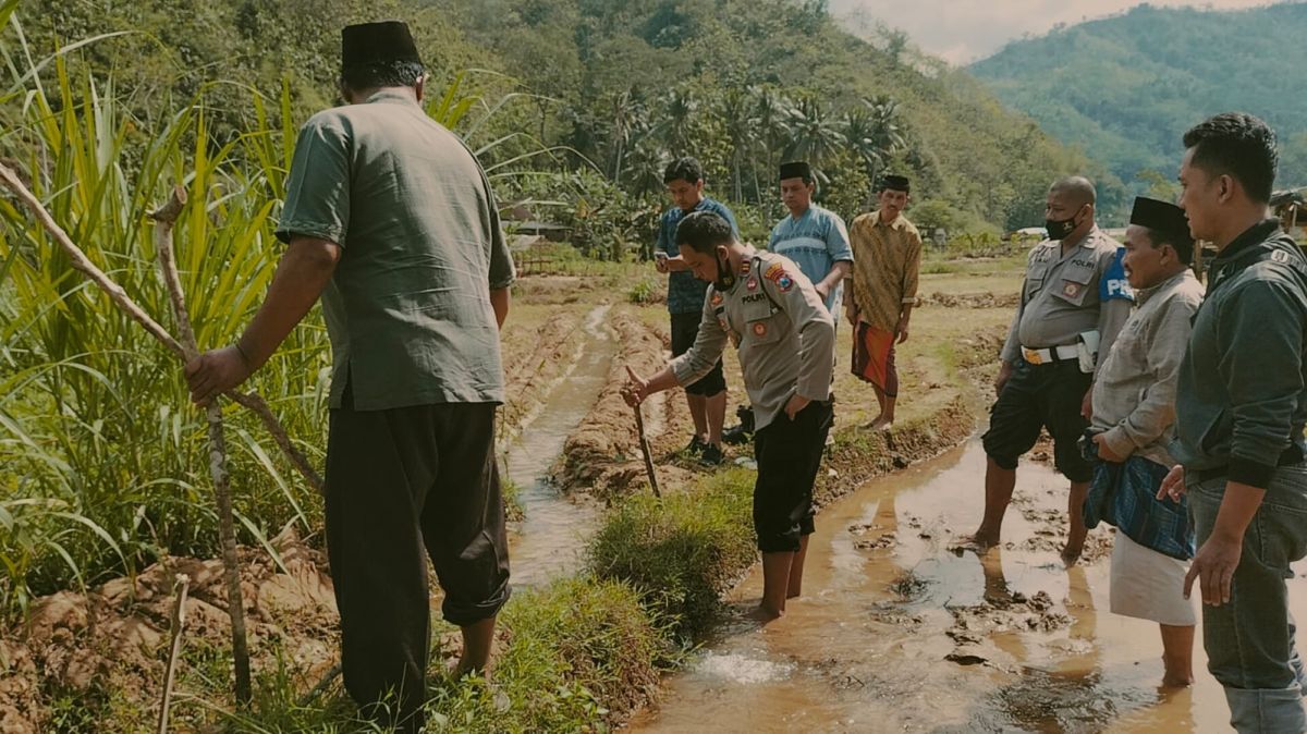 Olah TKP warga meninggal karena tersengat aliran listrik.(Foto: Polsek Arjosari/jatimnow.com)
