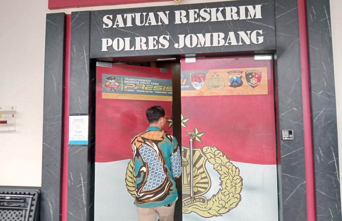 Edi Setiawan, sang orator di Pesantren Shiddiqiyyah saat masuk ruang Satreskrim Polres Jombang (Foto: Elok Aprianto/jatimnow.com)