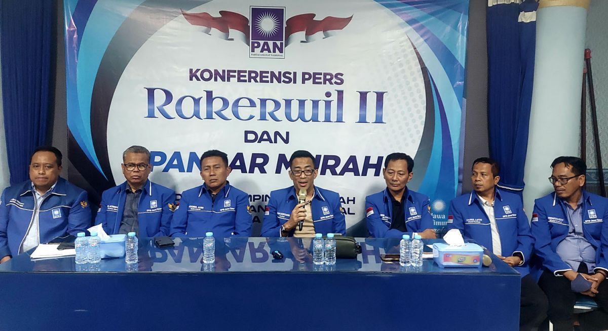 Petinggi PAN Jatim saat menggelar konferensi pers di kantornya (Foto: Ni'am Kurniawan/jatimnow.com)