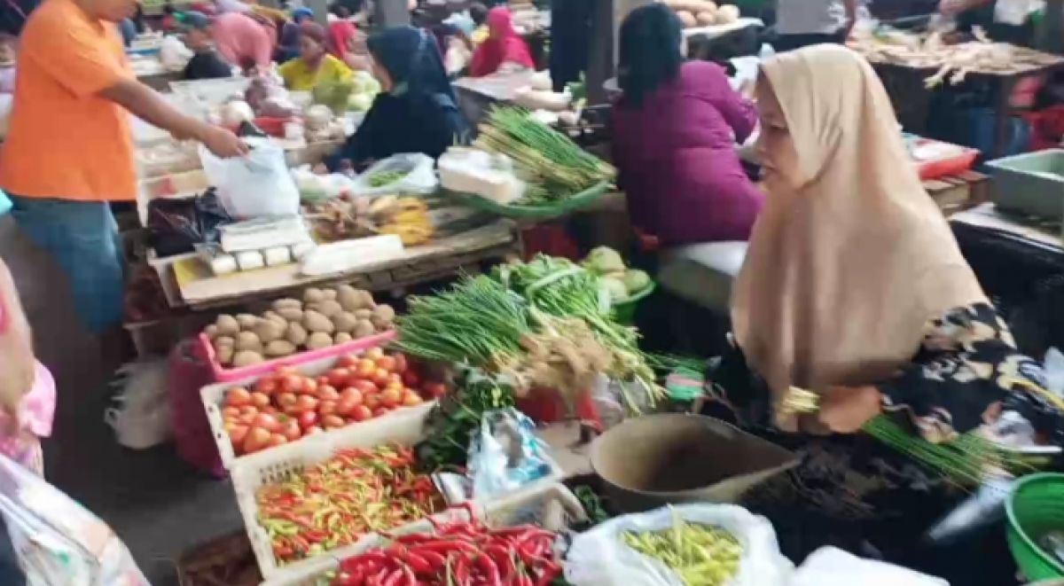 Salah satu pedagang di pasar tradisional Sidoharjo Lamongan. (Foto: Adyad Ammy Iffansah/jatimnow.com)