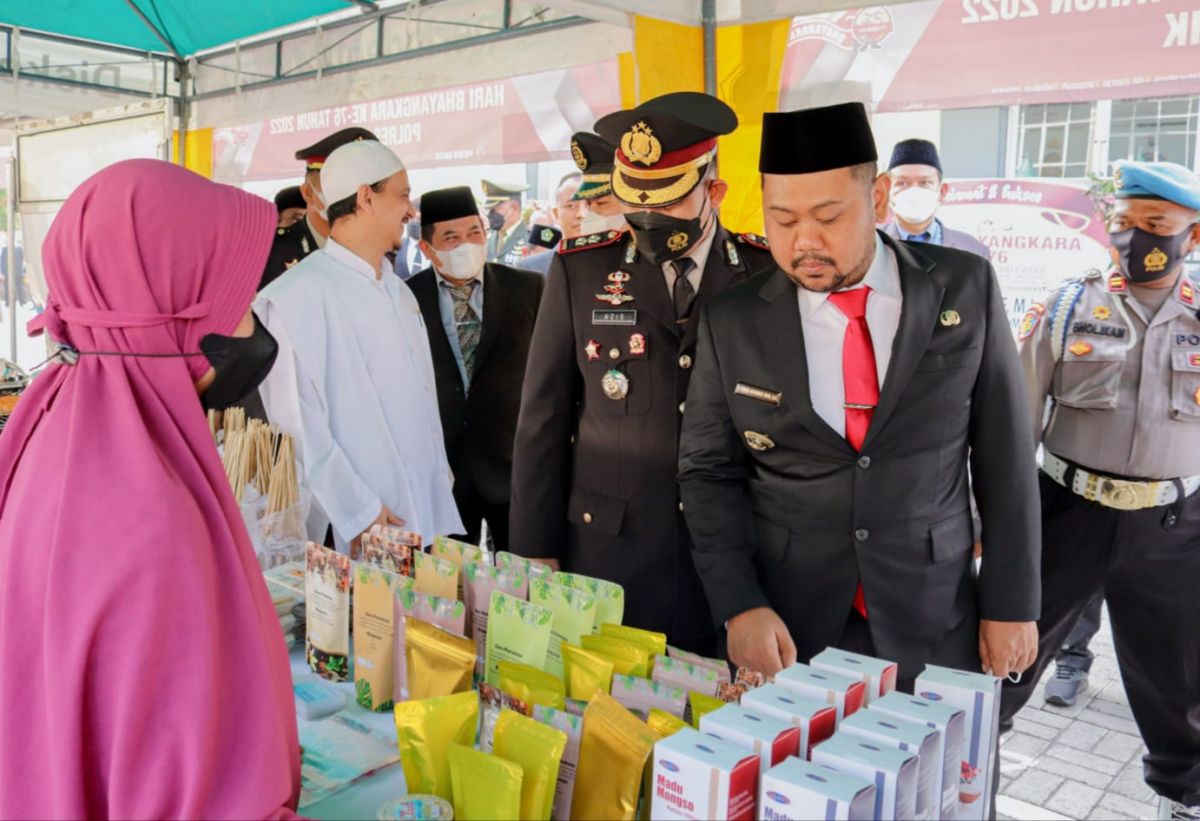 Foto: Kapolres Gresk dan Bupati Gresik saat meninjau Pasar Rakyat (Foto: Sahlul Fahmi/jatimnow.com)