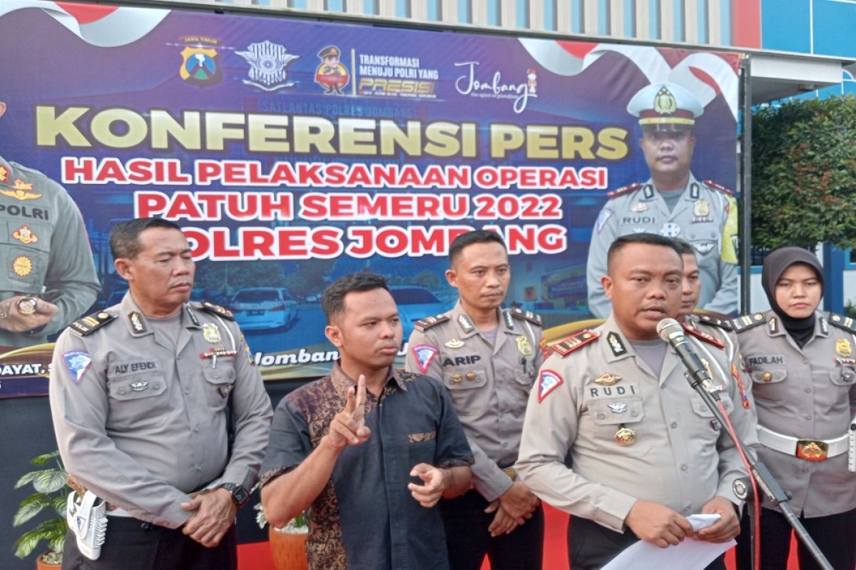 Kasat Lantas Polres Jombang, AKP Rudi Purwanto saat melakukan pres rilis hasil Operasi Patuh Semeru 2022. (Foto: Elok Aprianto/jatimnow.com)