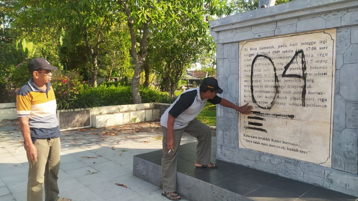 Warga saat melihat vandalisme di patung monumen Kadet Soewoko. (Foto : Adyad Ammy Iffansah/jatimnow.com)