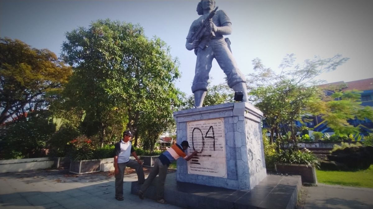 Vandalisme di patung Kadet Soewoko, pahlawan masyarakat Lamongan. (Foto : Adyad Ammy Iffansah / jatimnow.com)
