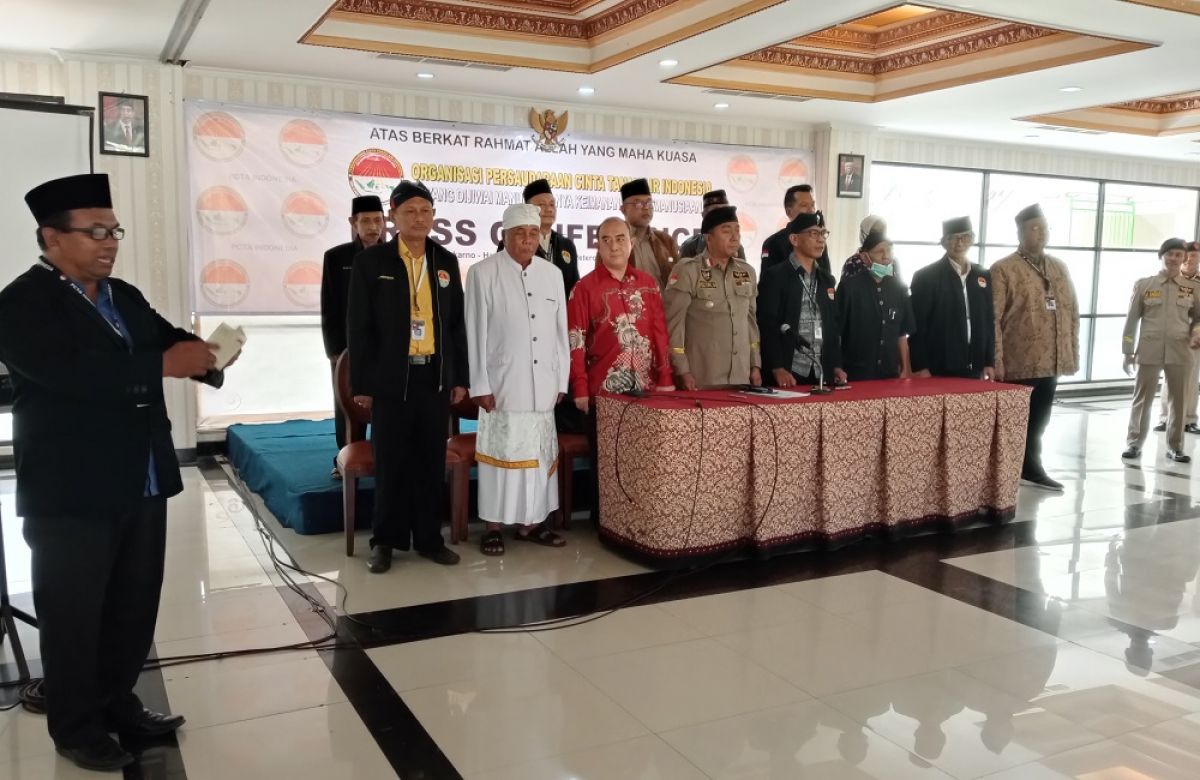 Jajaran pengurus organisasi Persaudaraan Cinta Tanah Air Indonesia (PCTAI) saat menggelar konferensi pres di Hotel Yusro. (Foto: Elok Aprianto/jatimnow.com)