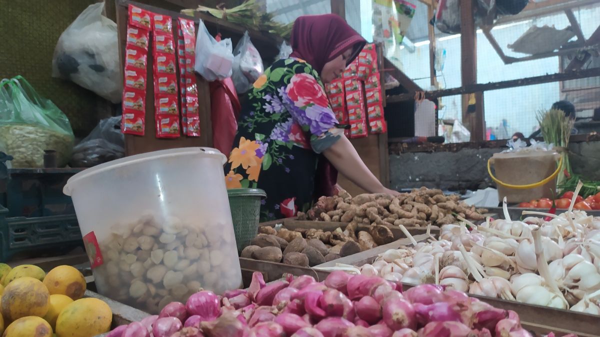 Harga Lebih Ekonomis, Emak-emak di Lamongan Kepincut Bawang Merah India