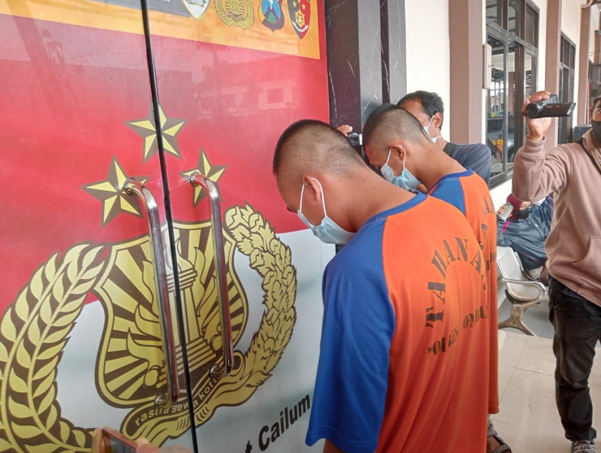 Kedua tersangka pelaku pencurian kendaraan bermotor (curanmor) tertunduk usai diamankan polisi di Satreskrim Polres Jombang.(Foto: Elok Aprianto)