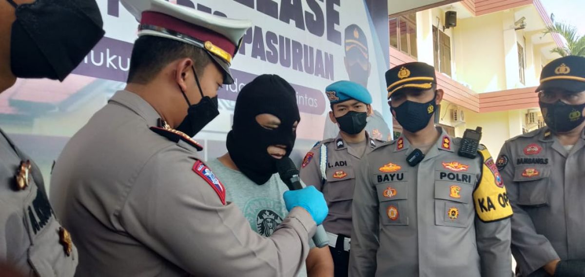 Pelaku tabrak lari dua sejoli asal Sidoarjo, saat diamankan di Mapolres Pasuruan. (Foto: Moch Rois/jatimnow.com)