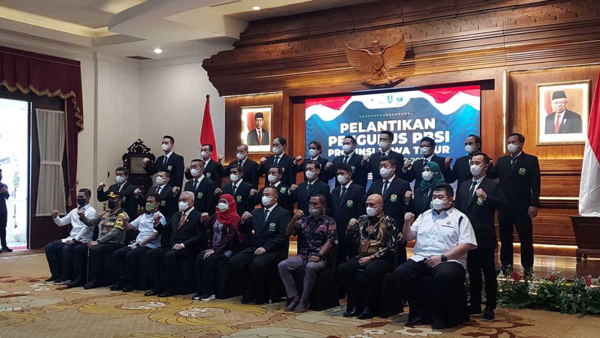 Momen Gubernur Khofifah dan Pengurus PBSI Jatim usai dilantik.(Foto: Ni'am Kurniawan/jatimnow.com)