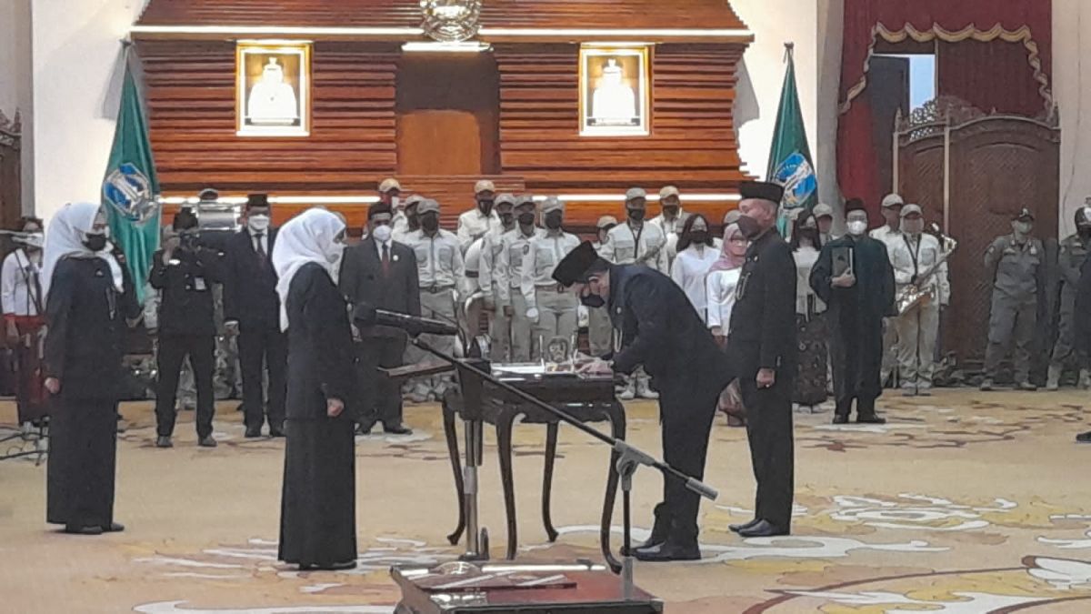 Pelantikan Sekdaprov Jatim Adhy Karyono di Gedung Grahadi, Surabaya.(Foto: Ni'am Kurniawan)