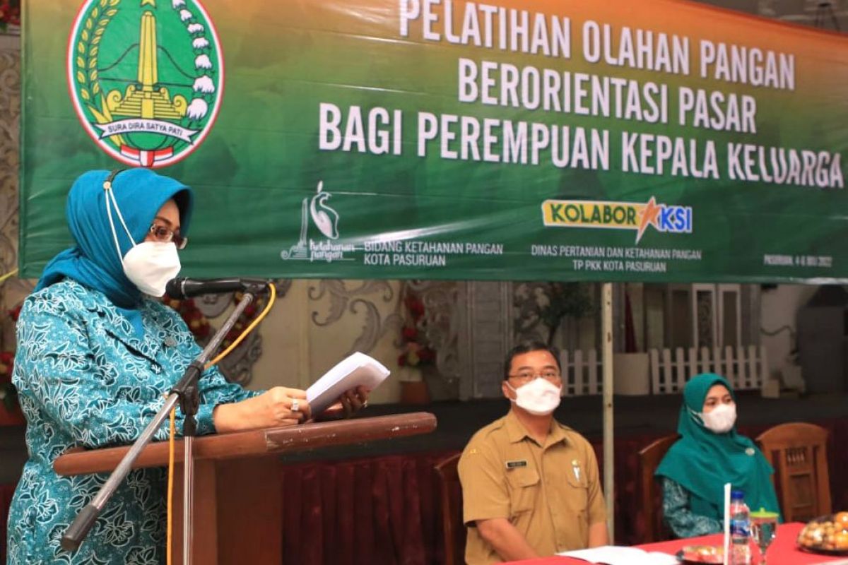 Ketua Tim Penggerak (TP) PKK Kota Pasuruan, Fatma Saifullah Yusuf  saat pelatihan olahan pangan berorientasi pasar. (Foto: Humas Pemkot Pasuruan/jatimnow.com)