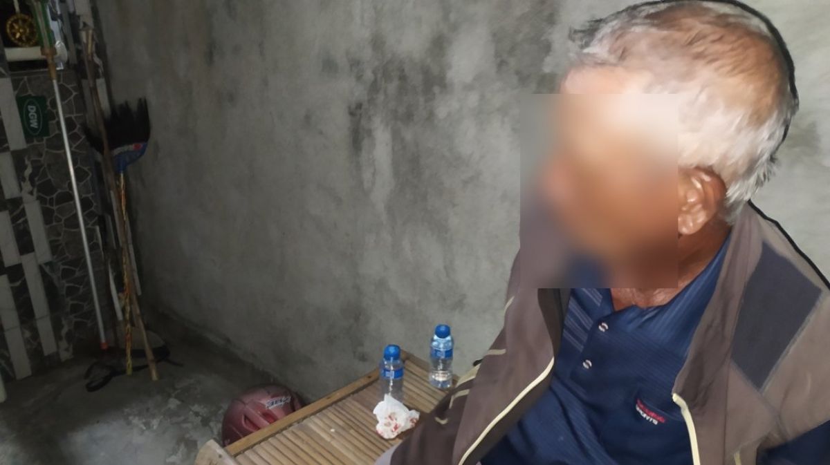 Suhadak, kakek 70 tahun yang mabuk saat berkendara menabrak pedagang kaki lima di Lamongan.(Foto: Adyad Ammy Iffansah/jatimnow.com)