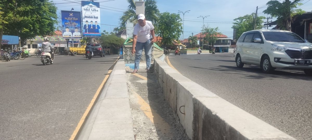 Pembatas jalan di Bundaran Asem Manis Pamekasan dibongkar, Senin (25/07/2022).(Foto: Fathor Rahman)