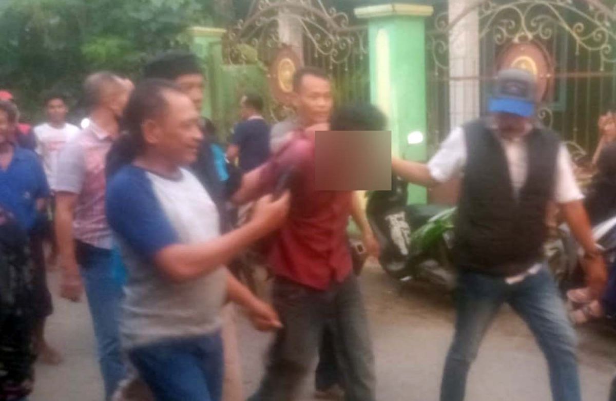 Pembobol rumah di Mojokerto saat diamankan warga (Foto: Warga Jetak)