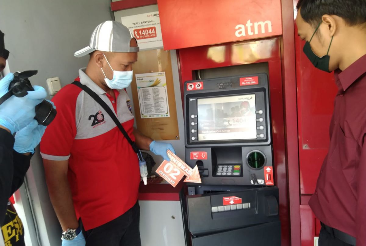 Polisi melakukan identifikasi di mesin ATM yang dibobol komplotan bandit (Foto: Polsek Sidoarjo Kota for jatimnow.com)