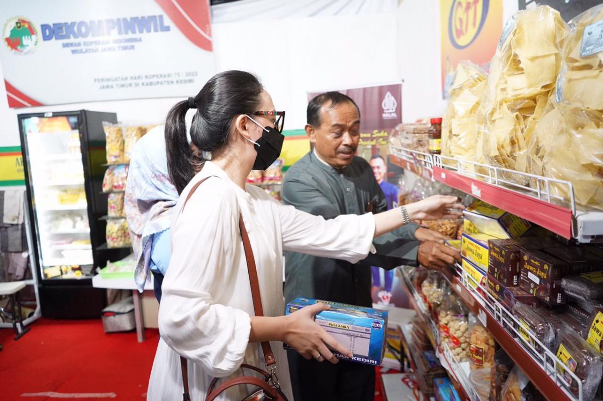 Mbak Chica saat mengunjungi stand di bazar UMKM Kabupaten Kediri. (Foto: Humas Pemkab Kediri/jatimnow.com)