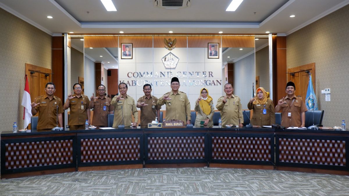 Wabup Rouf saat pembukaan World Peace Project: Kegiatan Proyek Siswa dari Tiga Negara secara virtual di Ruang Command Center. (Foto: Humas Pemkab Lamongan/jatimno.com)