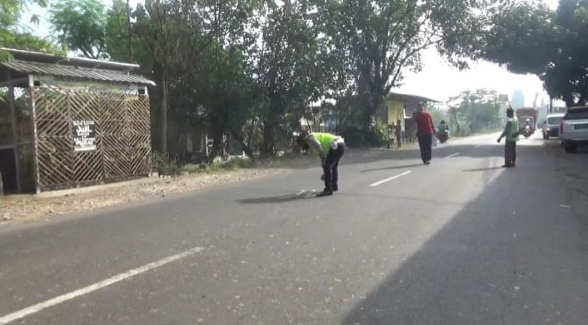 Polisi saat melakukan olah TKP.(Foto: Elok Aprianto)