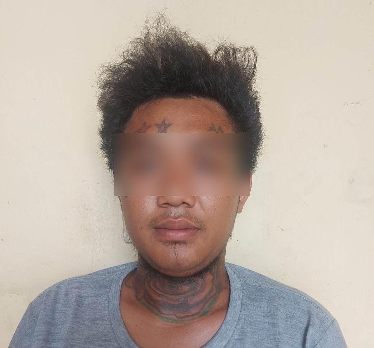 Pelaku diamankan di Mapolsek Kenjeran bersama barang bukti pedang.(Foto: Polsek Kenjeran/jatimnow.com)