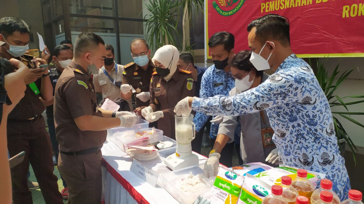 Suasana pemusnahan barang bukti di Kejaksaan Negeri Lamongan. (Foto : Adyad Ammy Iffansah/jatimnow.com)