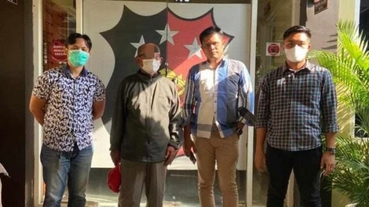 AK (tengah) tersangka kasus persetubuhan anak di bawah umur usai diamankan Polres Lamongan. (Foto: Humas Polres Lamongan/jatimnow.com)