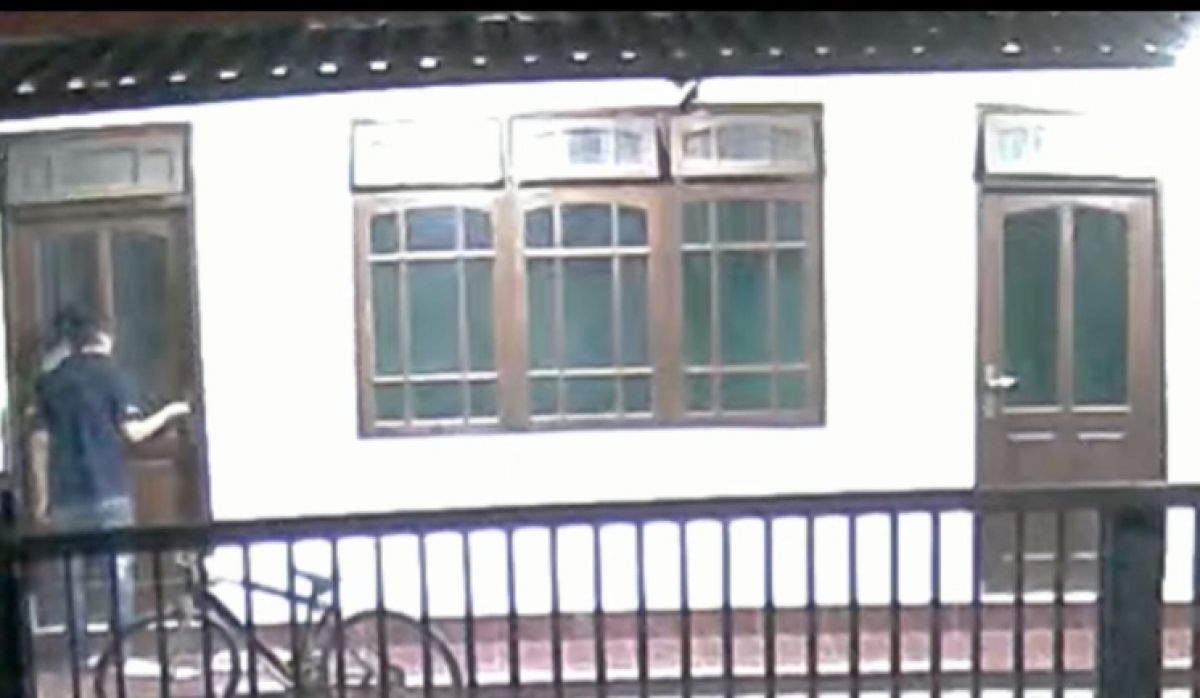 Tangkapan layar CCTV, aksi pencuri kotak amal di  MusalaAl Bashitu di Jalan Rinjani, Kelurahan Campurejo, Kecamatan Mojoroto.