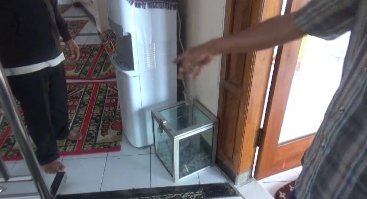 Kotak amal yang kondisinya rusak usai isinya dikuras maling.(Foto: Elok Aprianto)