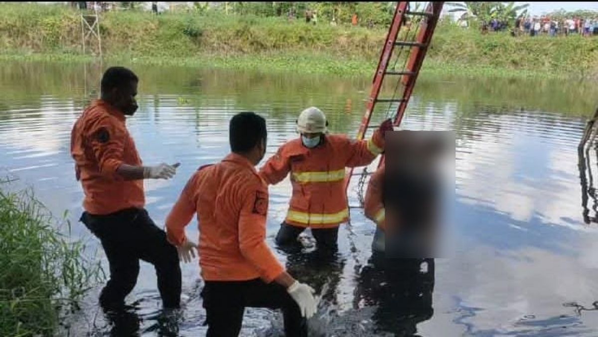 Proses evakuasi korban diduga bunuh diri di Jembatan Wiyung, Surabaya. (Foto: Command Center 112/jatimnow.com)